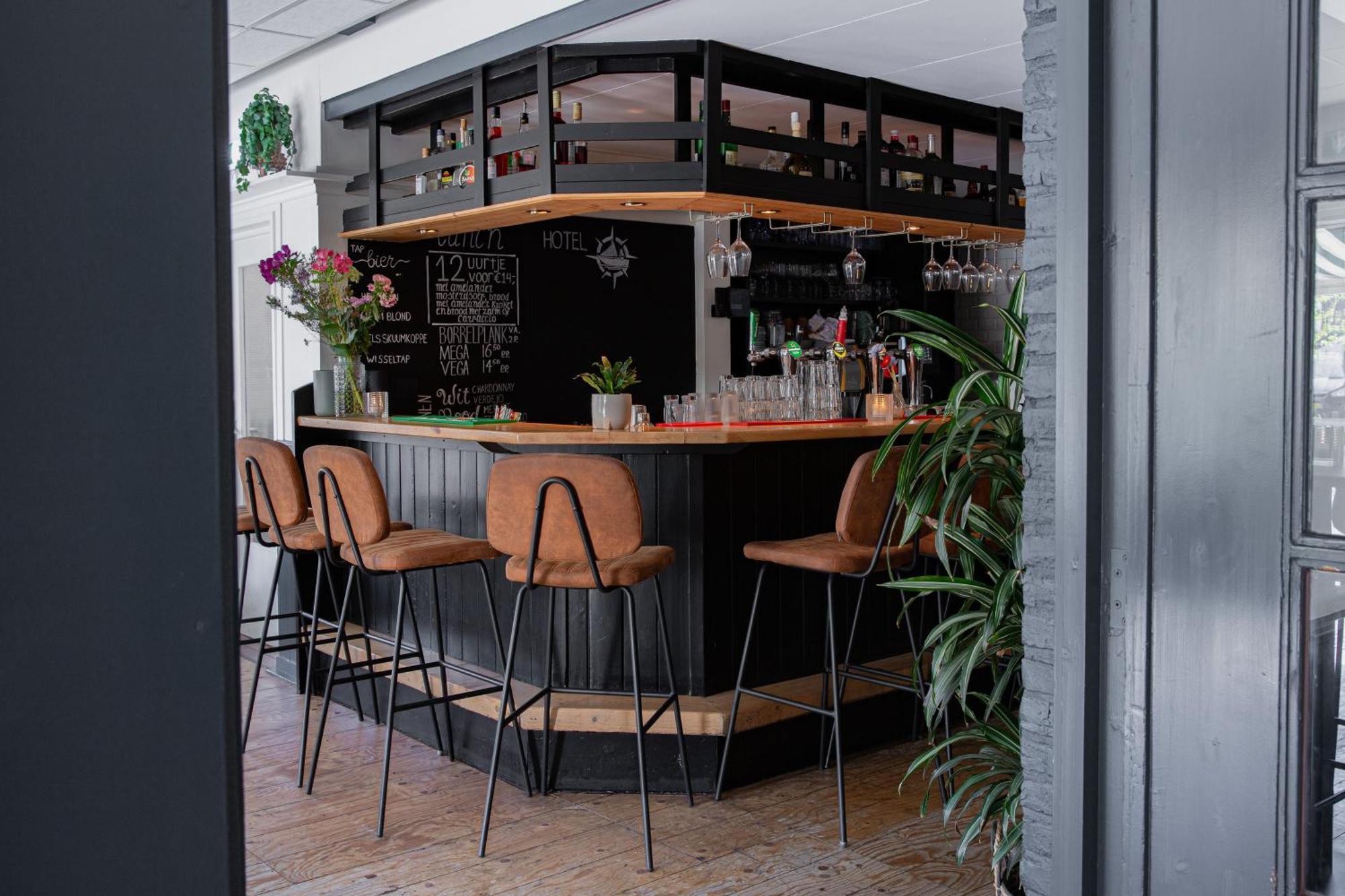 Hotel-Restaurant De Walvisvaarder Холлум Экстерьер фото